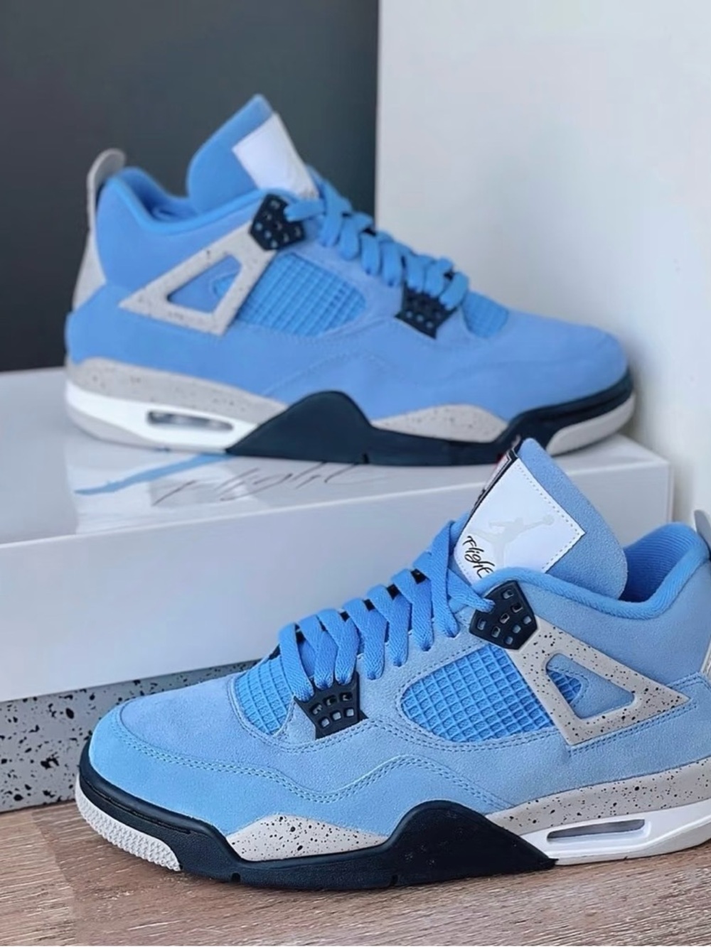 Air Jordan 4 Retro 'University Blue' Men’s Sneakers - Picture 2 of 6